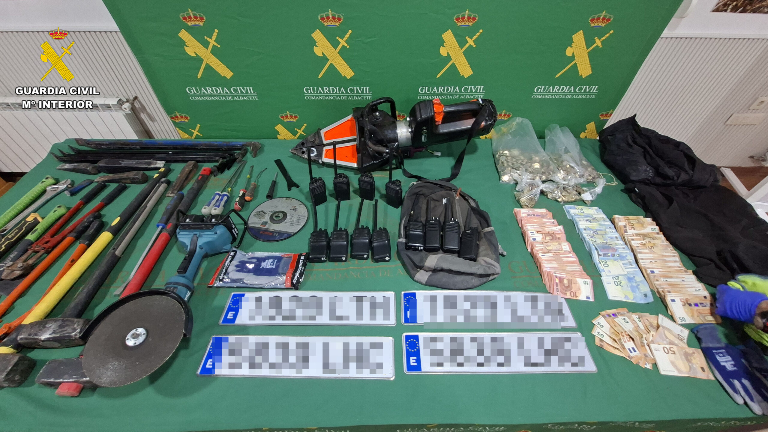 La Guardia Civil desarticula una banda especializada en robar bancos y salones de juego en nueve provincias