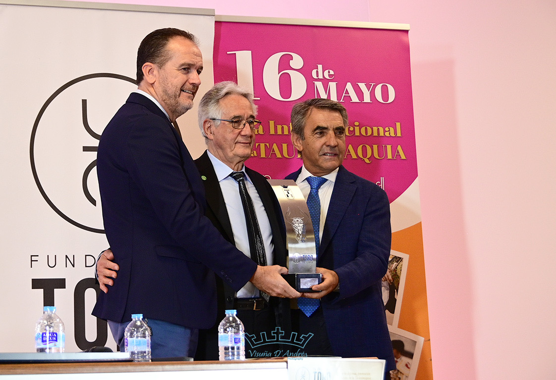 Justo Algaba, reconocido por el Capítulo de Albacete de la Fundación Toro de Lidia por toda una vida dedicada a la sastrería taurina